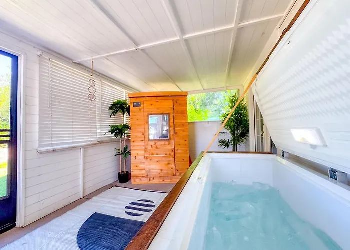 The Grand Ashbrook Manor Pool-sauna-cold Plunge *