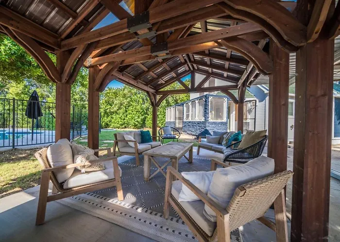 The Grand Ashbrook Manor Pool-sauna-cold Plunge